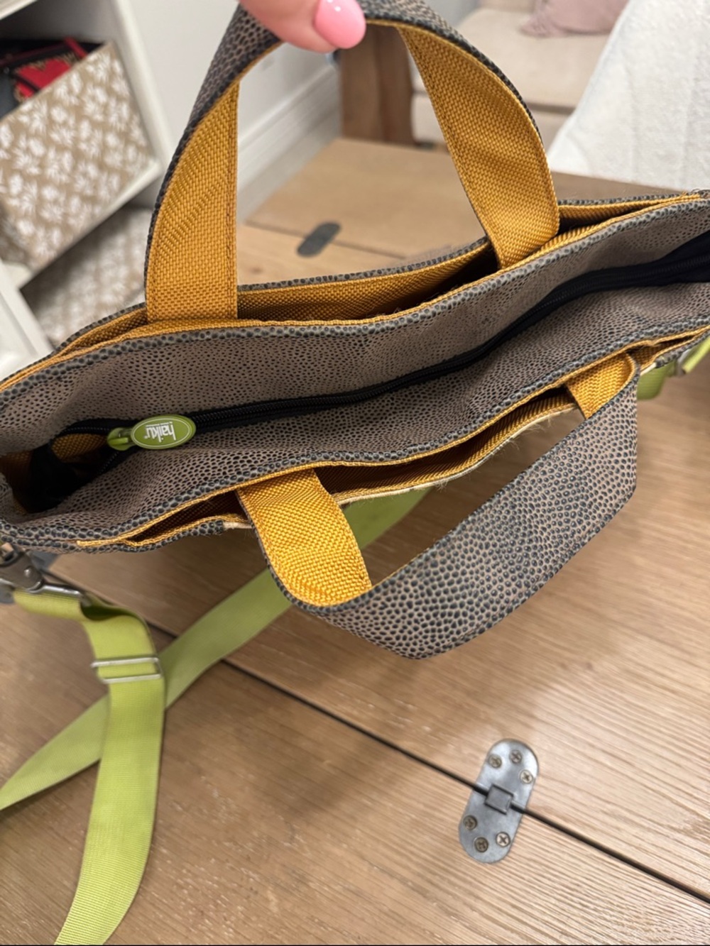 Haiku large brown pebbled tote bag, floral vinyl inset, green crossbody strap - Picture 5 of 9